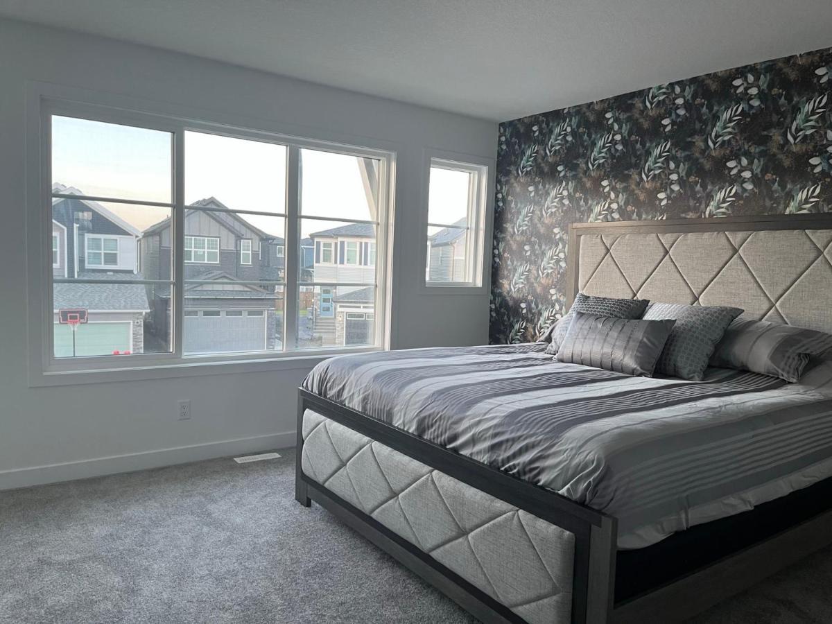 Entire4Bedroomhomekingparkingkitchenwasherdryerfastwifi Calgary Exterior photo